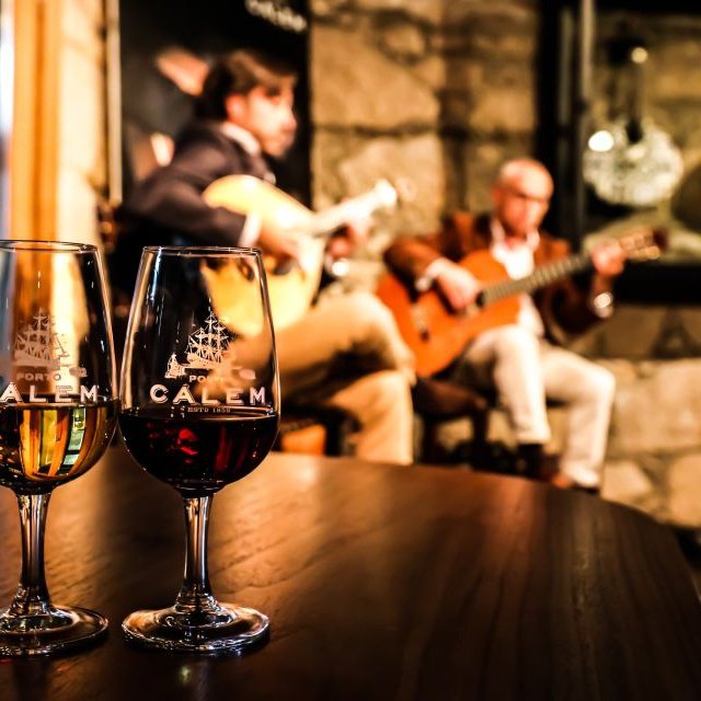 Porto: Adegas de Cálem, Show de Fado e Degustação de Vinhos